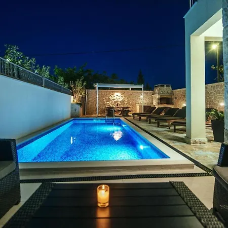 Dalmatian Villa Castello Coza With Pool * 维耶拉克