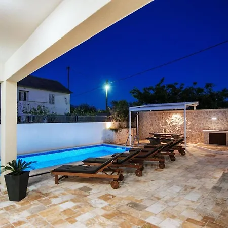 Dalmatian Villa Castello Coza With Pool 维耶拉克